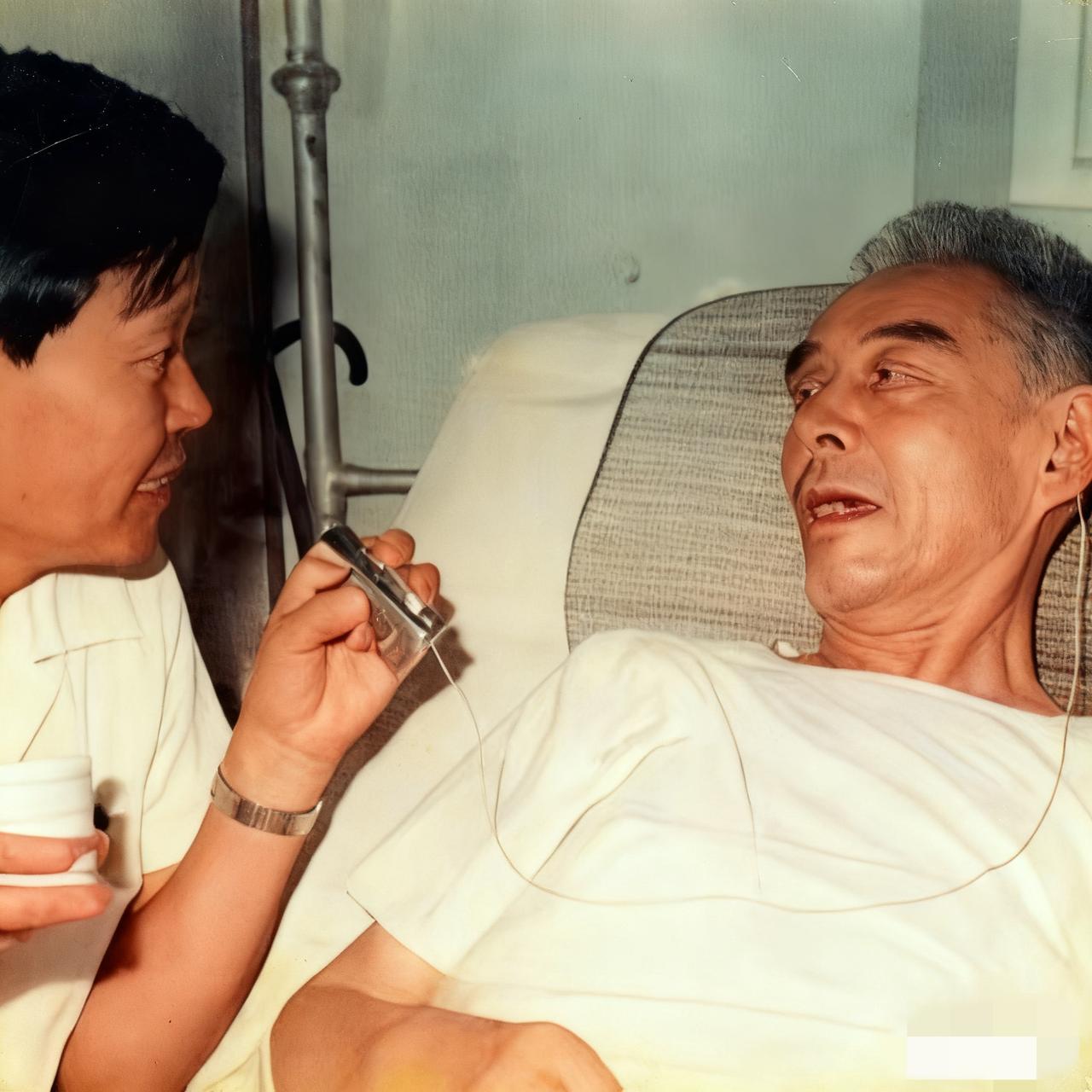 1973年，杨振宁和父亲杨武之，最后一张合影，当时的杨武之老人已经病入膏肓，看起