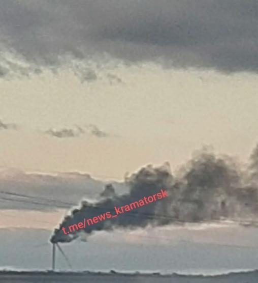 俄军将顿涅茨克州克拉马托尔斯克的风电风机摧毁，而乌军在风机顶部安装的通信设备和雷