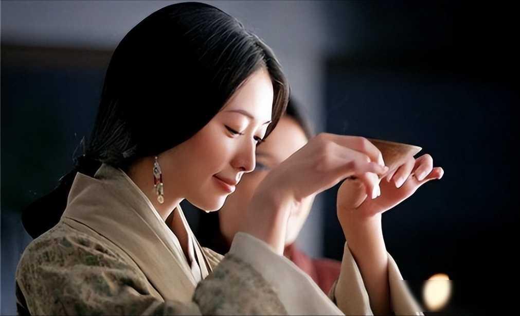 公元210年，36岁的周瑜病死在巴丘。消息传回吴郡，一个不到30岁的女人瞬间天塌