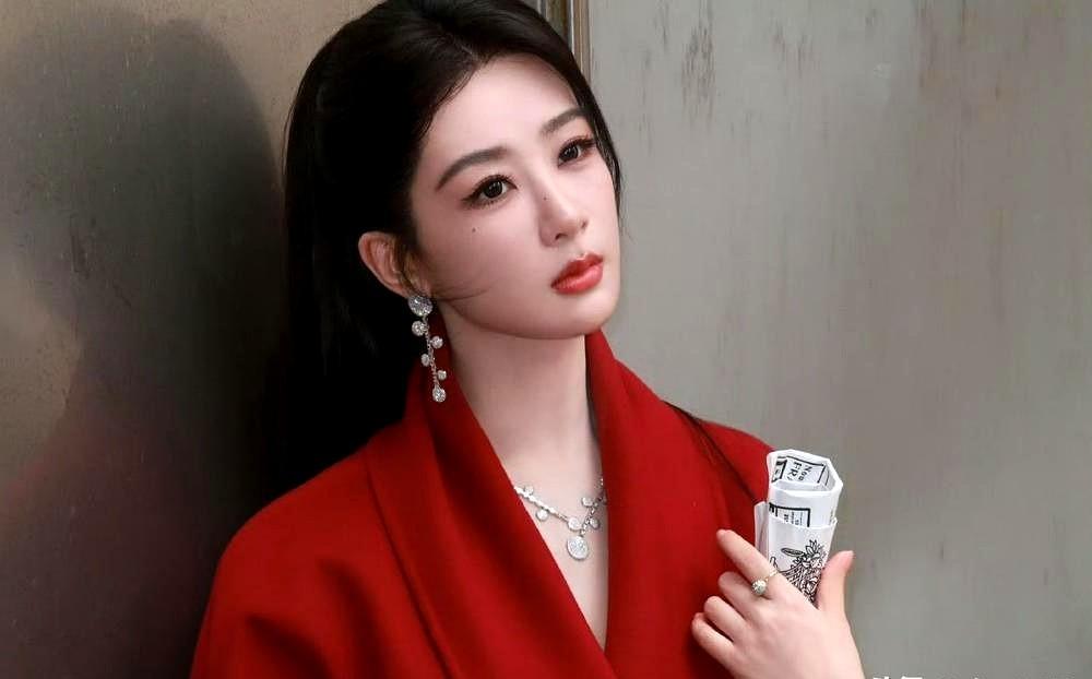杨紫脱下高定纱裙，套上一身红西装入场，台下坐着宋佳闫妮和吴越。这届金鹰奖变天