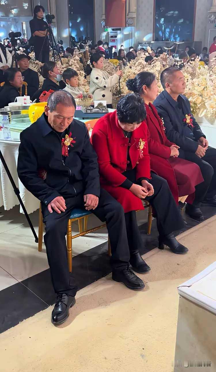 参加朋友儿子的婚礼。心里有点说不出来的滋味，也不知道是高兴还是不高兴。为娶儿