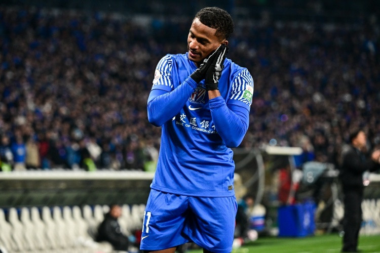 #米内罗随队出征北京#中超联赛第三轮，上海申花将客场挑战北京国安。据记者杨翼