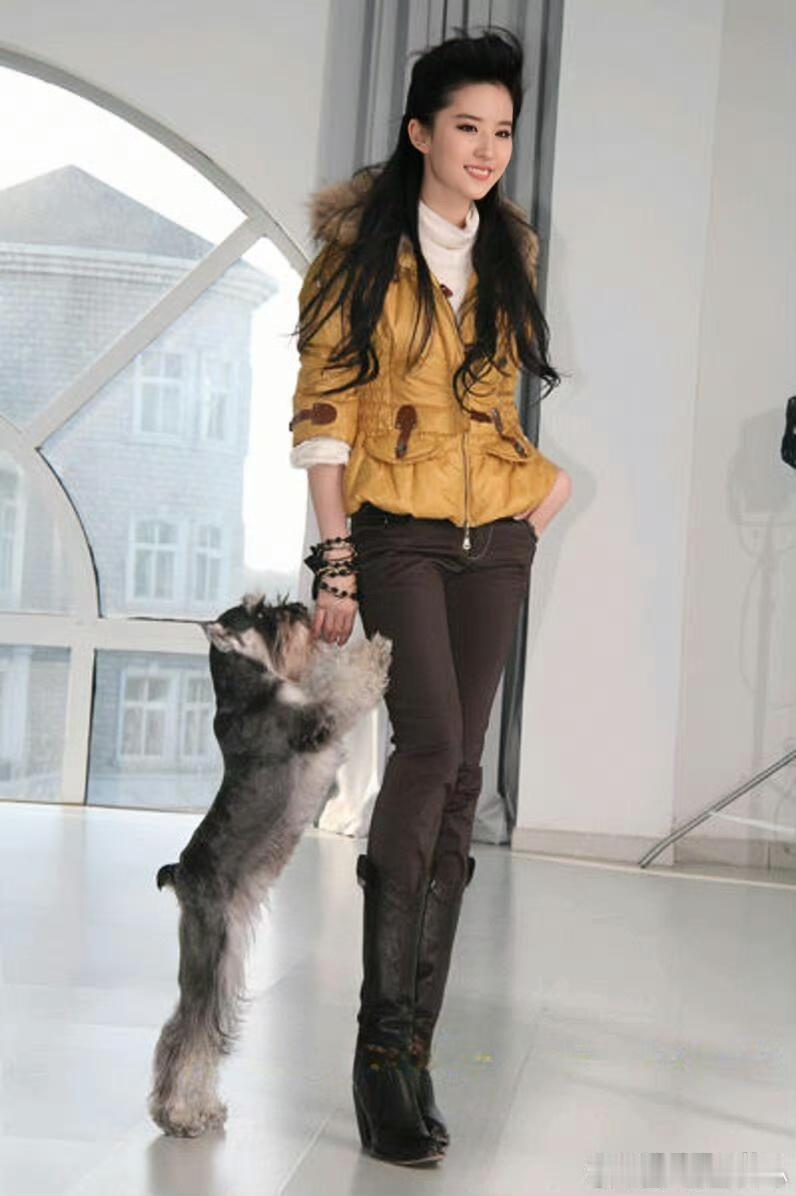 刘亦菲，这么难看的衣服也没有把她变土，可见美貌的程度​