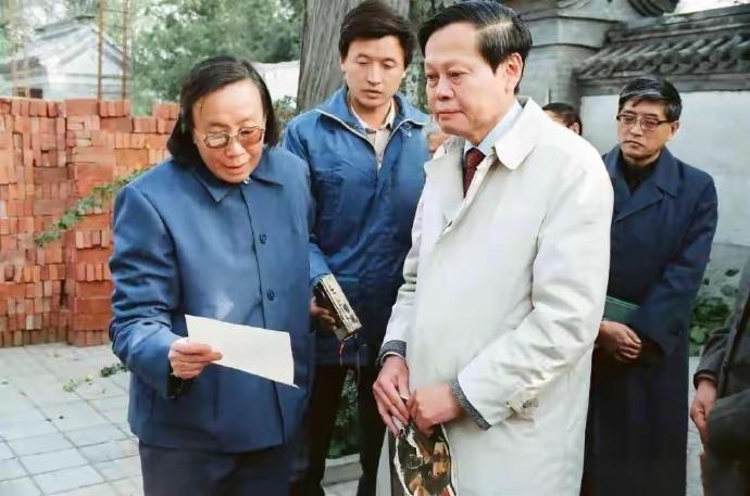 1987年10月23日，杨振宁回国专程到八宝山革命公墓凭吊邓稼先，杨振宁送上花篮