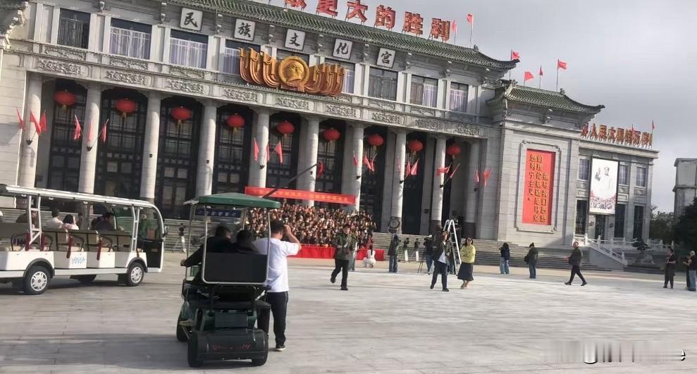 12月23日，杨紫《玉兰花开君再来》开机！杨紫在开机仪式上提到第一次跟导演杨阳