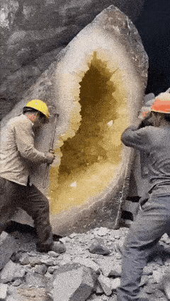 不懂就问，他们在干什么？砸头盔大赛吗？