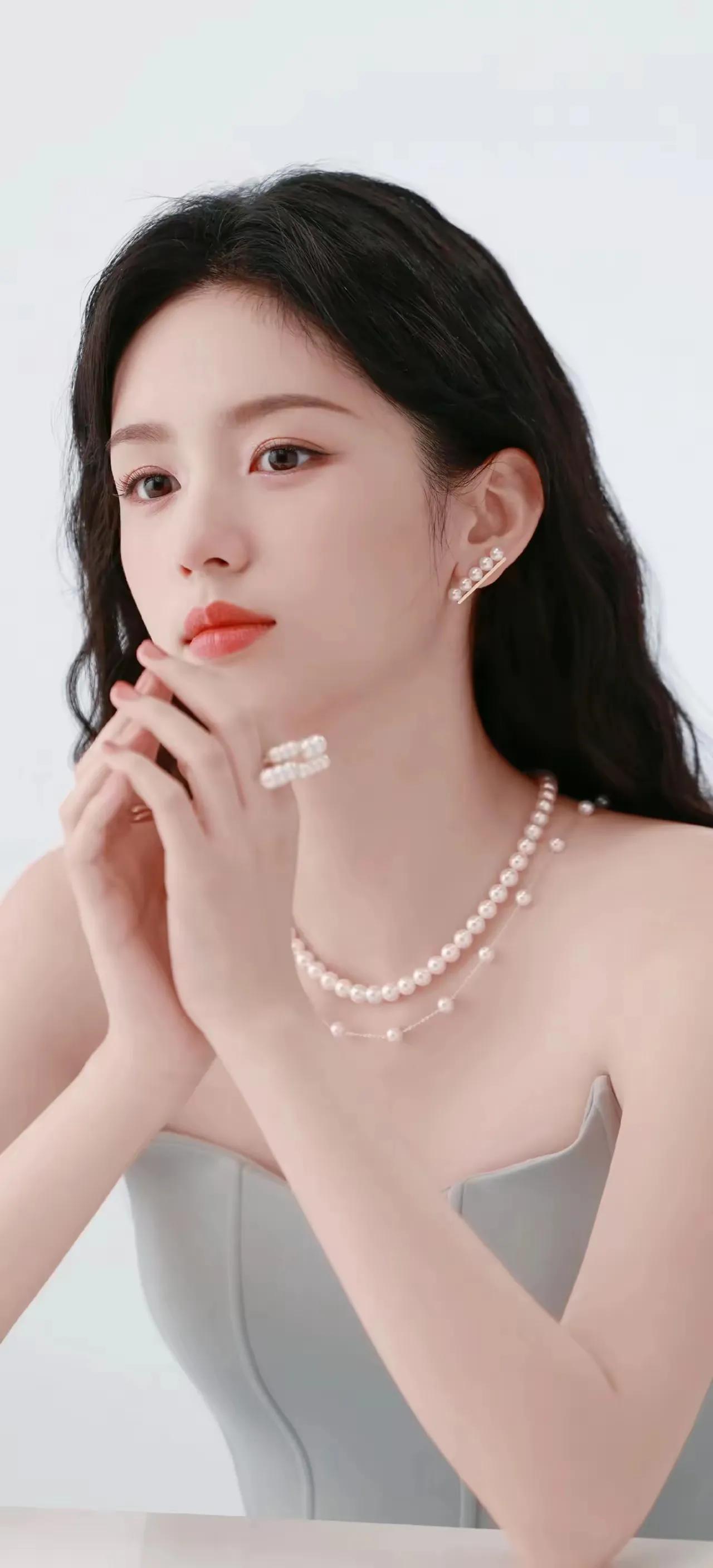 周也美图分享，清新自然，五官精致周也​​周也写真照周也写真周也演技争议