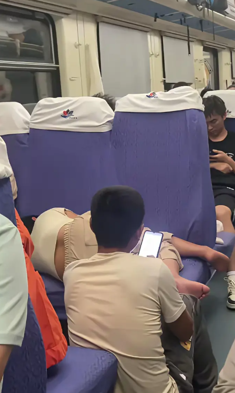 火车上看到恶心的一幕。