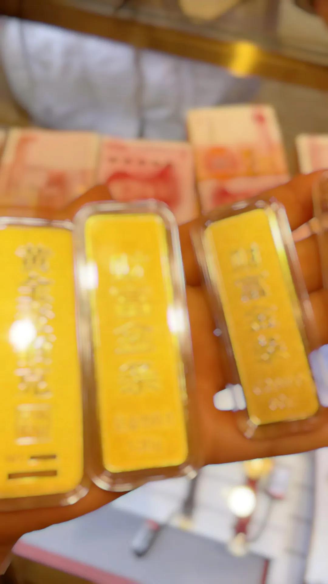 一觉醒来持有黄金的人天塌了川普刚准备返程，金价应声就下跌回三位数[哭哭]