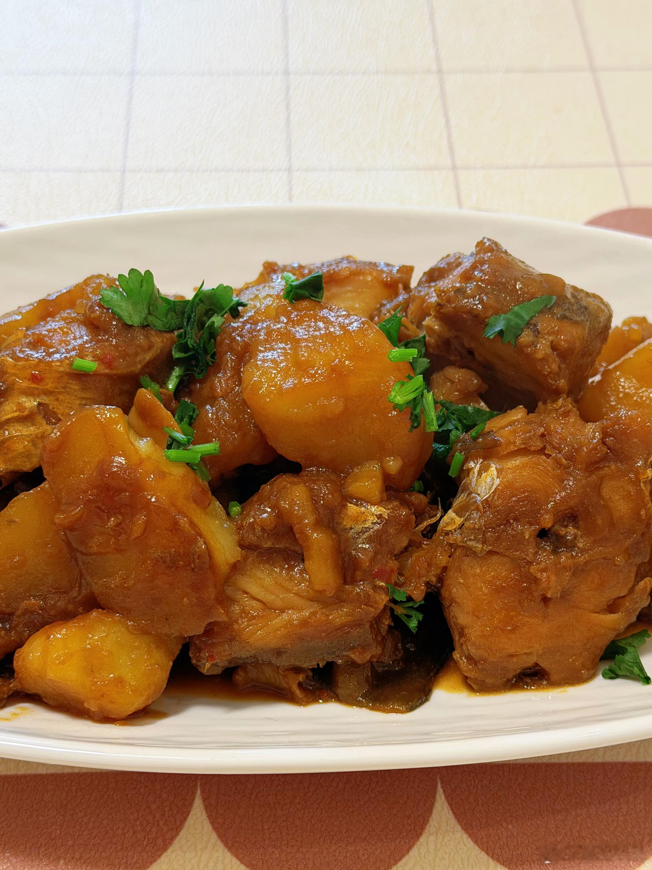 今日晚餐：鳕鱼炖土豆、蒜蓉青菜，自己还蒸了一个大发糕