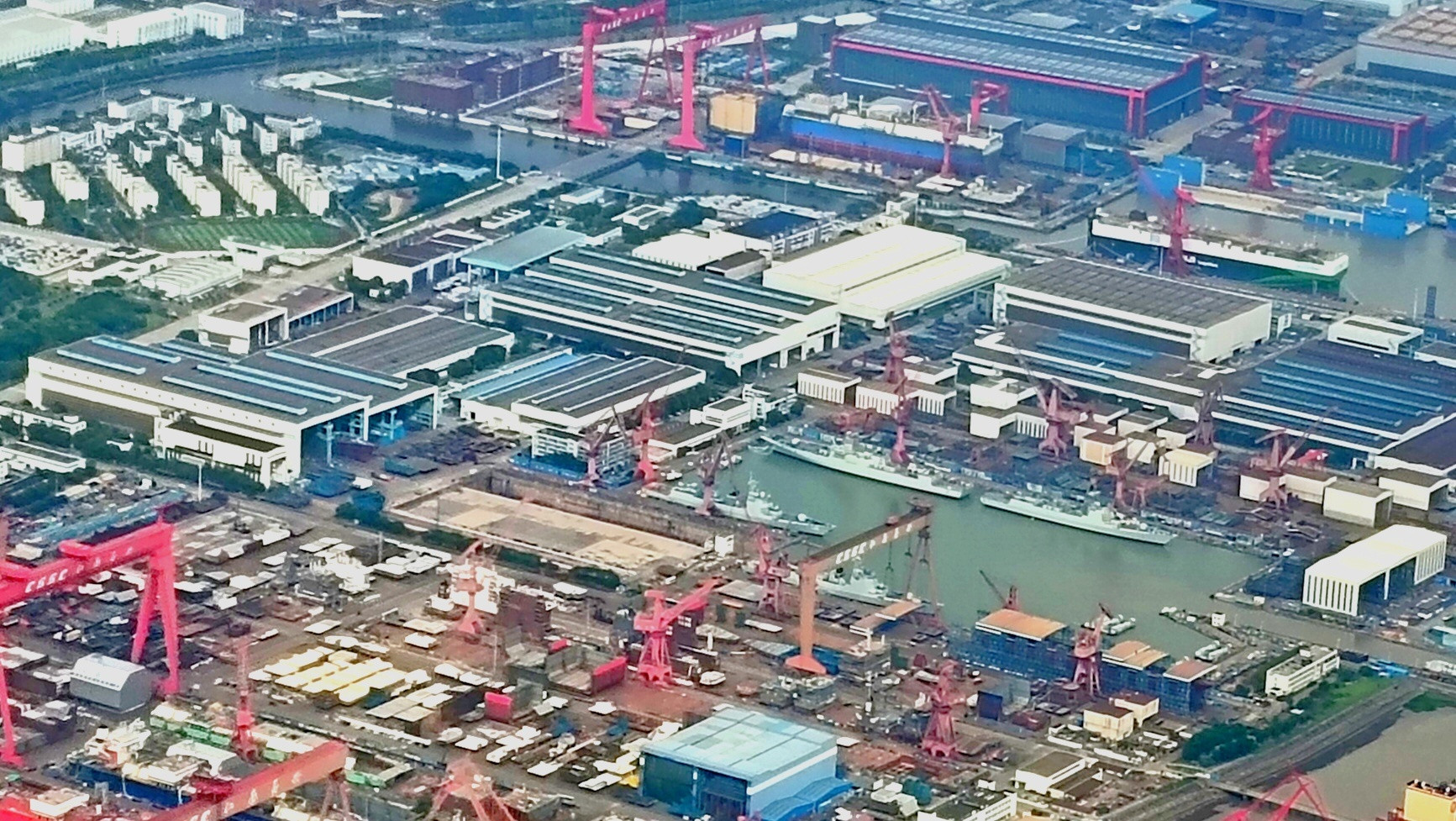 南方某地航拍图[墨镜]港池内有1艘055、3艘052D在舾装，船台上有第38号0