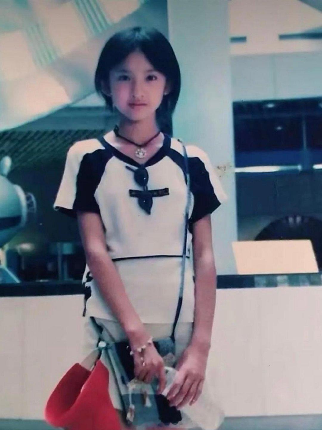 看唐艺昕小时候的照片就会明白，她确实是从小美到大，张若昀有福了