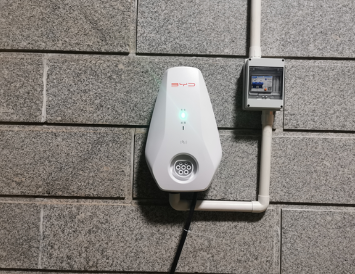 快两年的车，今天终于装充电桩了去电力公司报了个3.3千瓦的，因为电表箱离家里