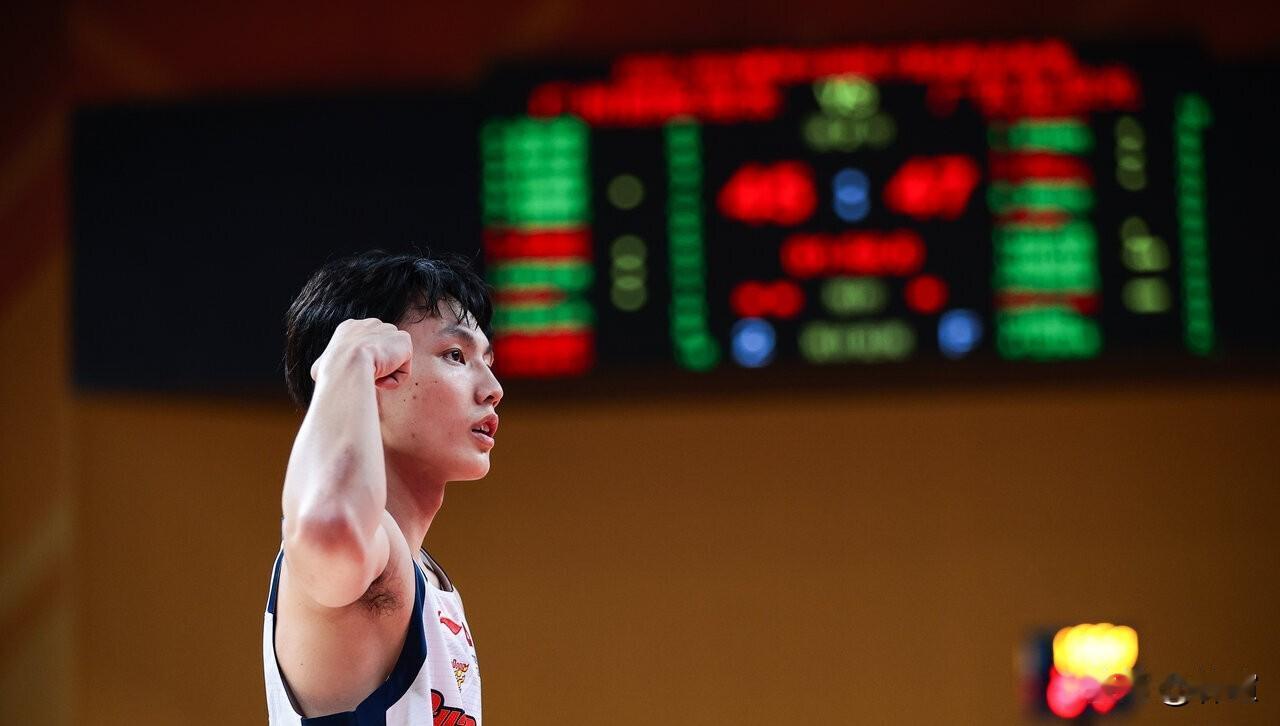 徐杰，广东男篮真核心？在26日晚主场94-88有惊无险击败山东男篮之后，广东男