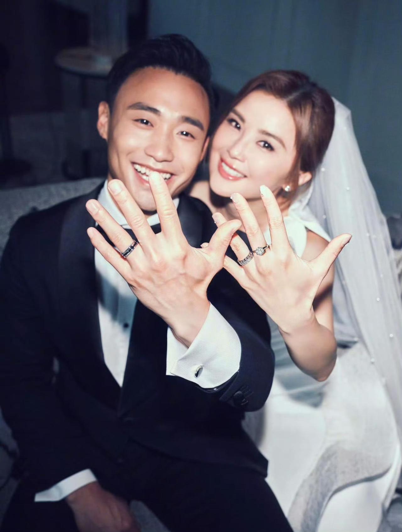 没想到啊！阿Sa宣布和健身教练结婚了！1月13日，Twins组合现身香港尖沙咀