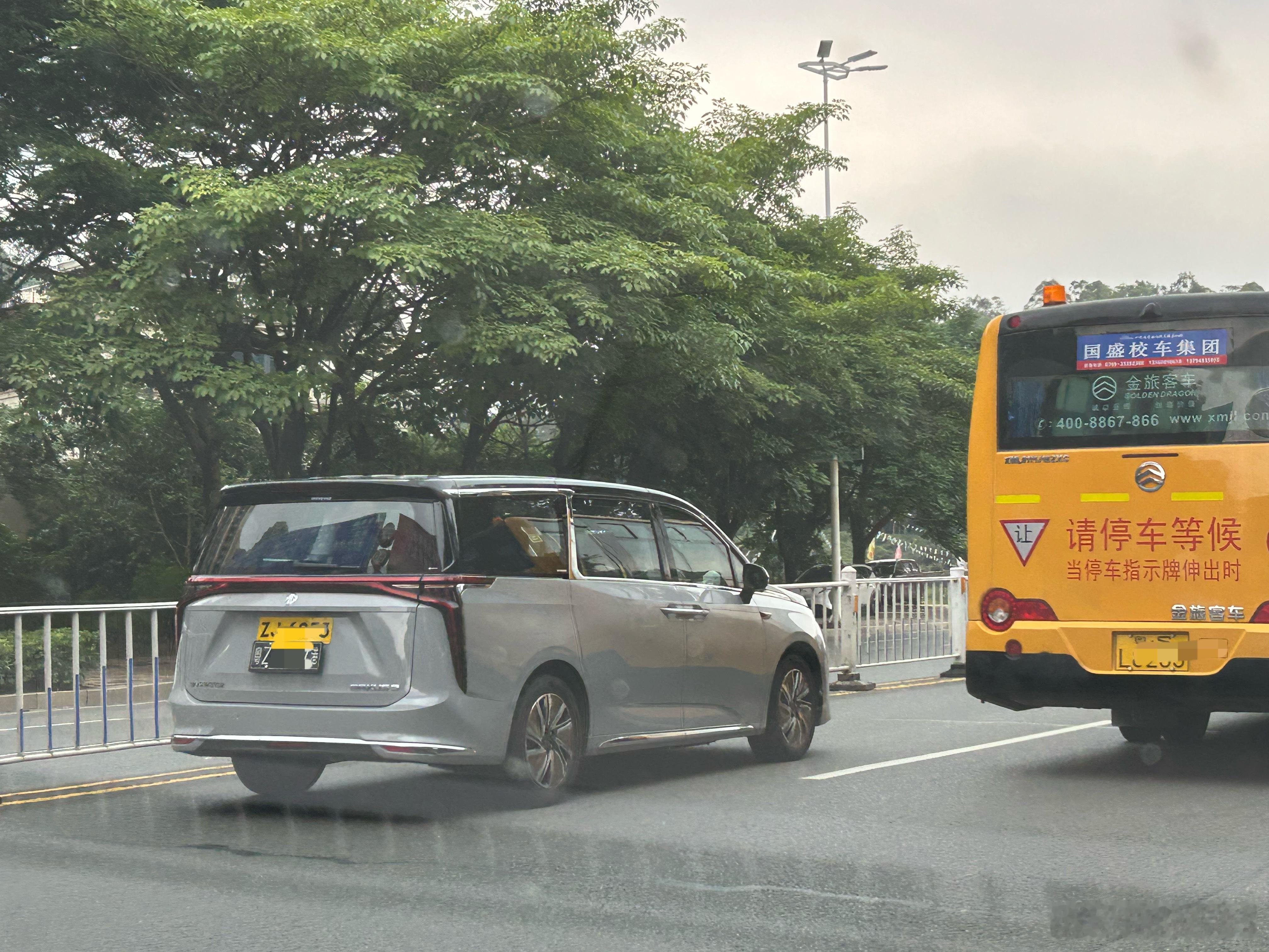 原来大通的MPV在香港挂的是MG的标。大v聊车​​​