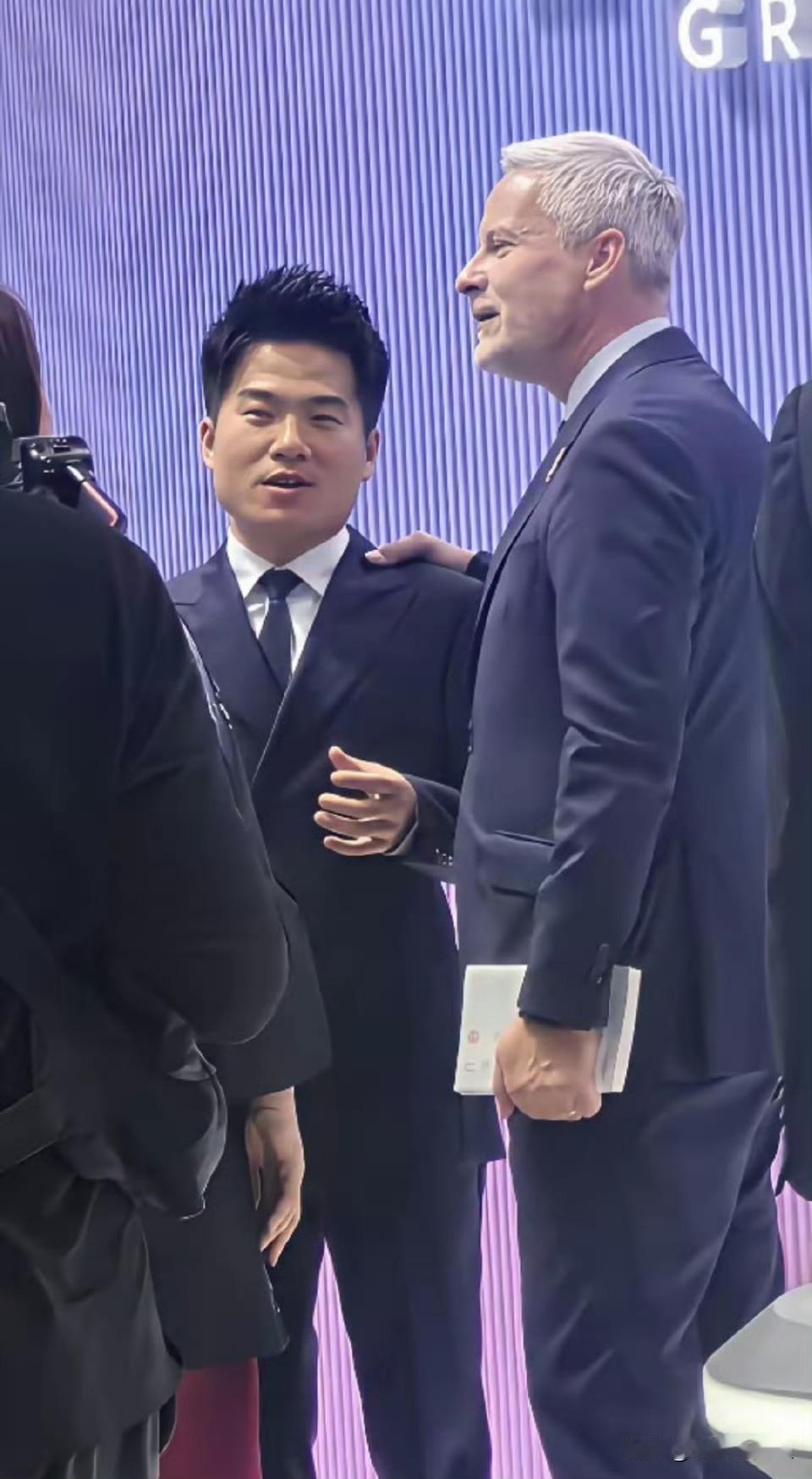 董宇辉啊董宇辉，我得说说你今天在进博会的事了。别人去那种场合，恨不得把合