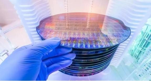 “光刻机没有一个国家可以做得到，美国都造不出，中国根本做不到！”“中国永远都造不