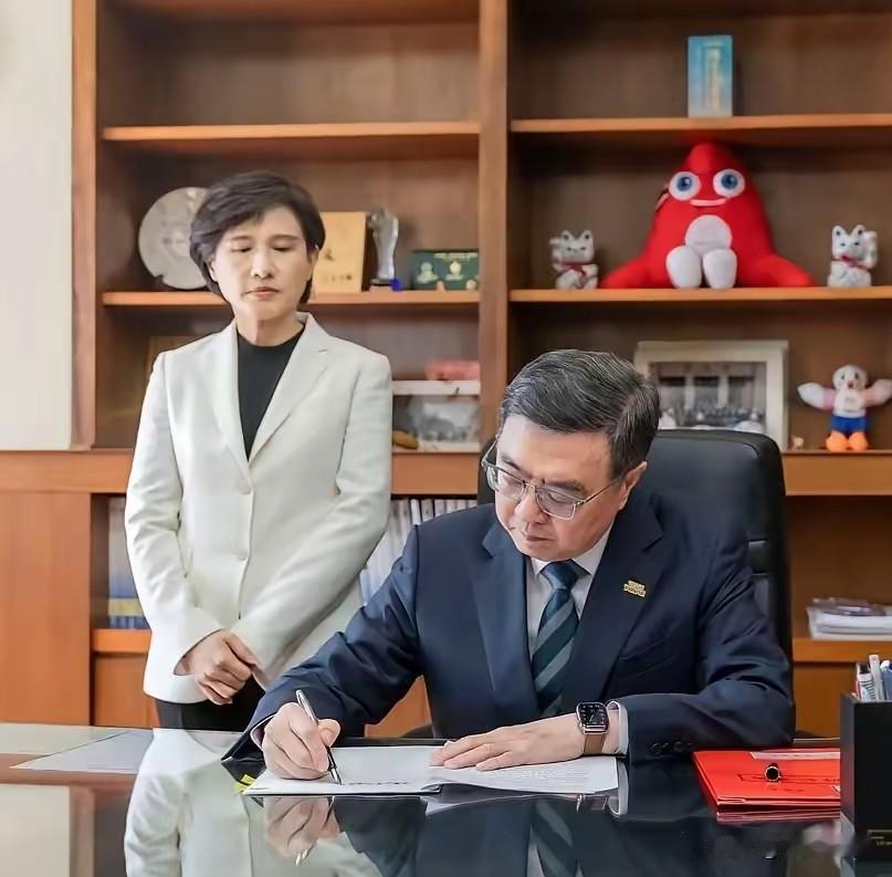 黄国昌这“立法停摆”的狠话一放，岛内政治这出戏真是越唱越荒诞了！立法机构三读通过