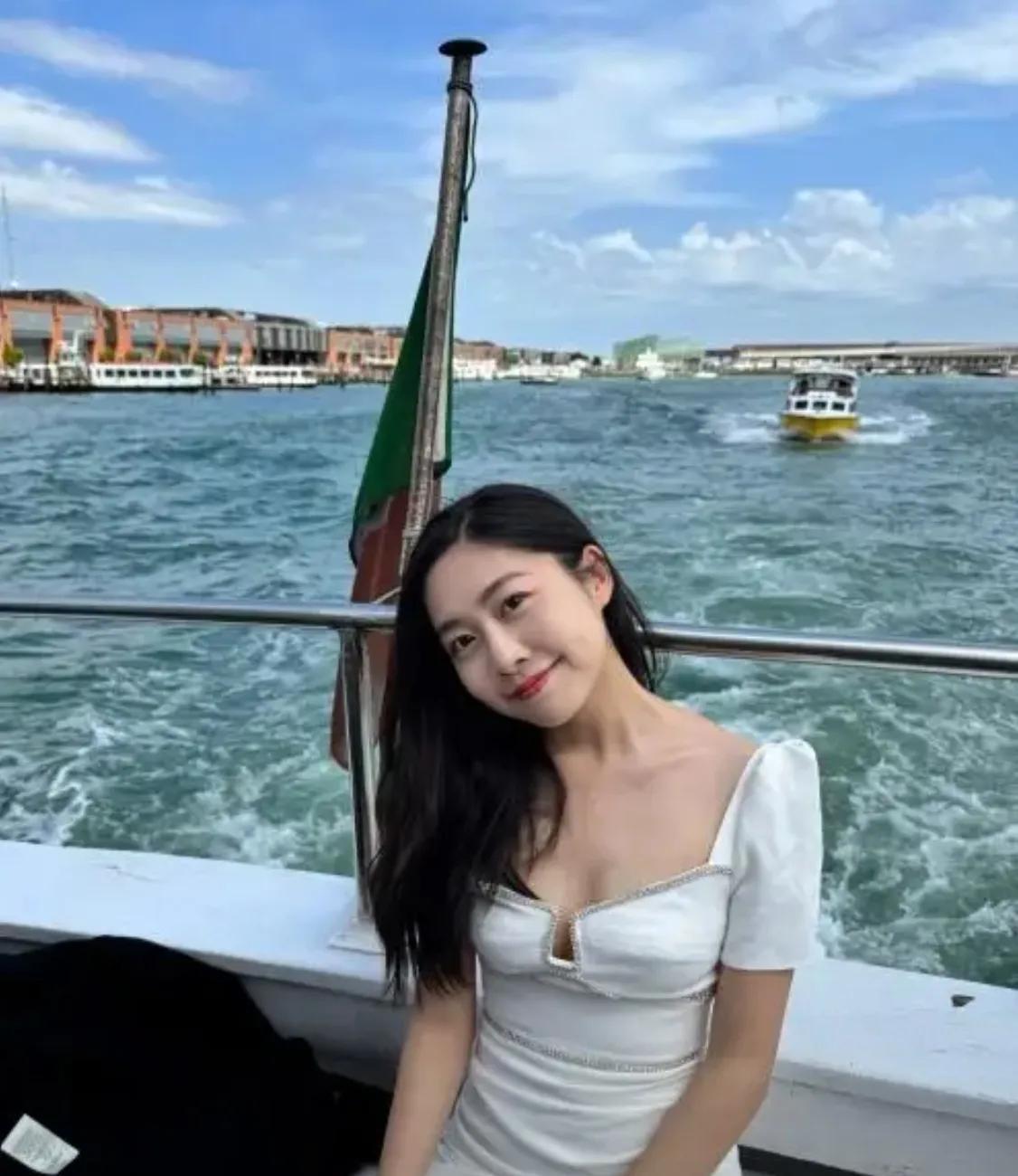 这张照片拍摄于2025年5月，闺蜜和男朋友到意大利旅游时的留影。去之前，我就专门