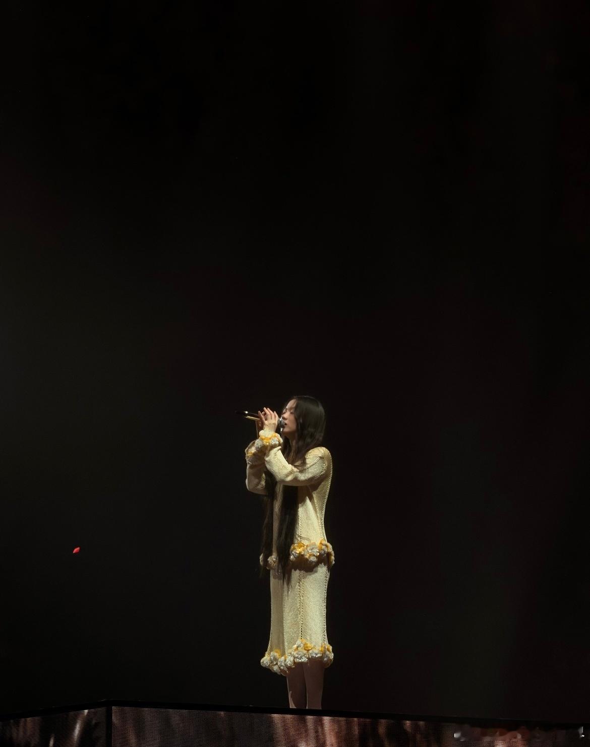 单依纯明媚的开着小花单依纯蛋岛盛开的小黄花单依纯在蛋岛的这身造型真的越看越好看