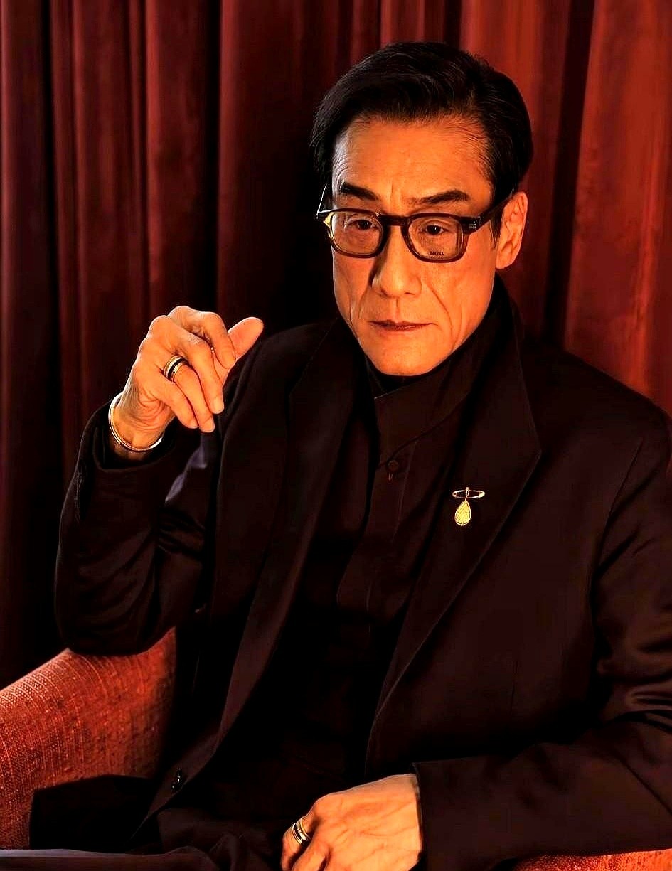 拿了无数个影帝的梁家辉，在片场被导演一句话给否了。拍《风林火山》时，他本想掏出压箱底的套路，导演却摇