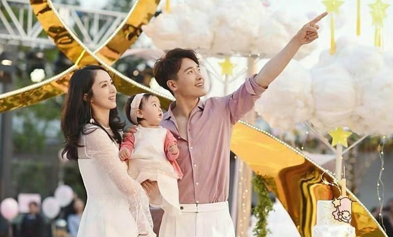 小酒窝幼儿时和亲身父母在一起好开心，一家三口当年好幸福温馨。现在看来，小酒窝遗传