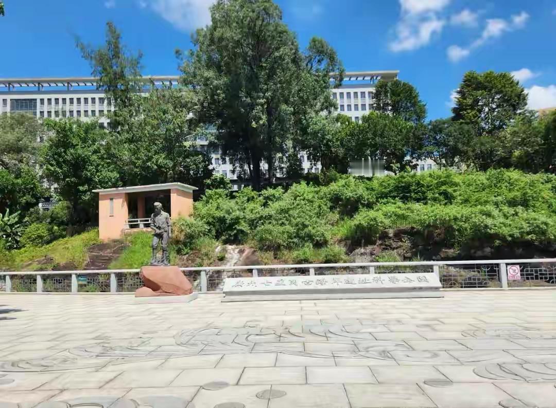 你天天从广州火车站进进出出，知不知道围墙那边埋着谁？一个阿拉伯人。1300多