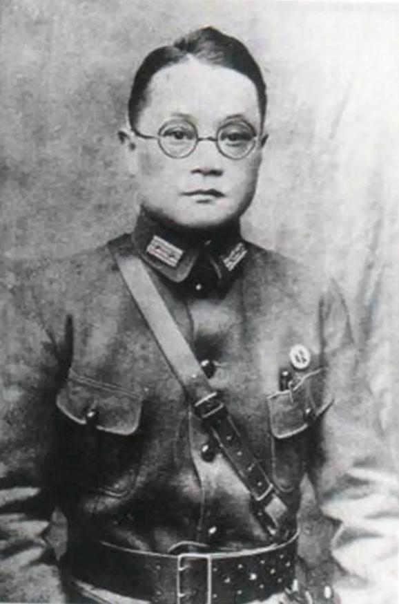 1949年，国军上将潘文华决定起义，却发现七姨太是特务，为了不打草惊蛇，他对七姨