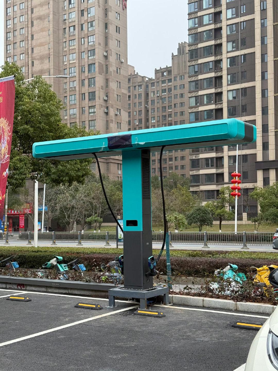 兆瓦闪充，充电比加油更快！这就是比亚迪颠覆性技术？传统充电桩跟这个比，简直不是一