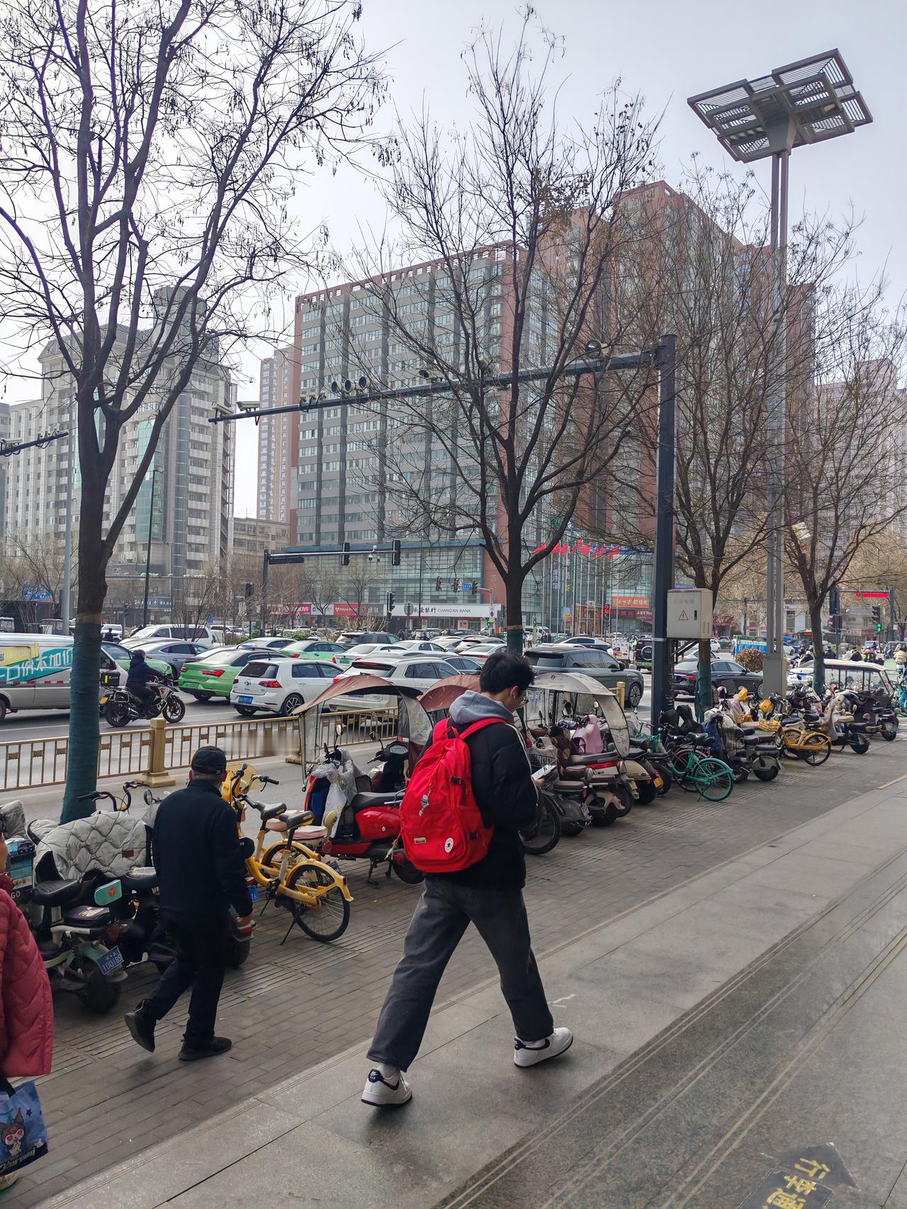 2月10日，坐标西安。我再次来到了安远门外北关，突然发现这一带冷清了。街道还是