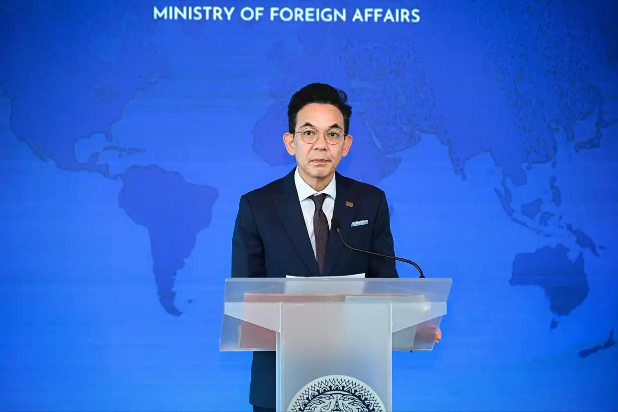 必须低头！15日晚泰国外交部发言人正式公布了结束边境冲突的三个条件：1、柬埔寨