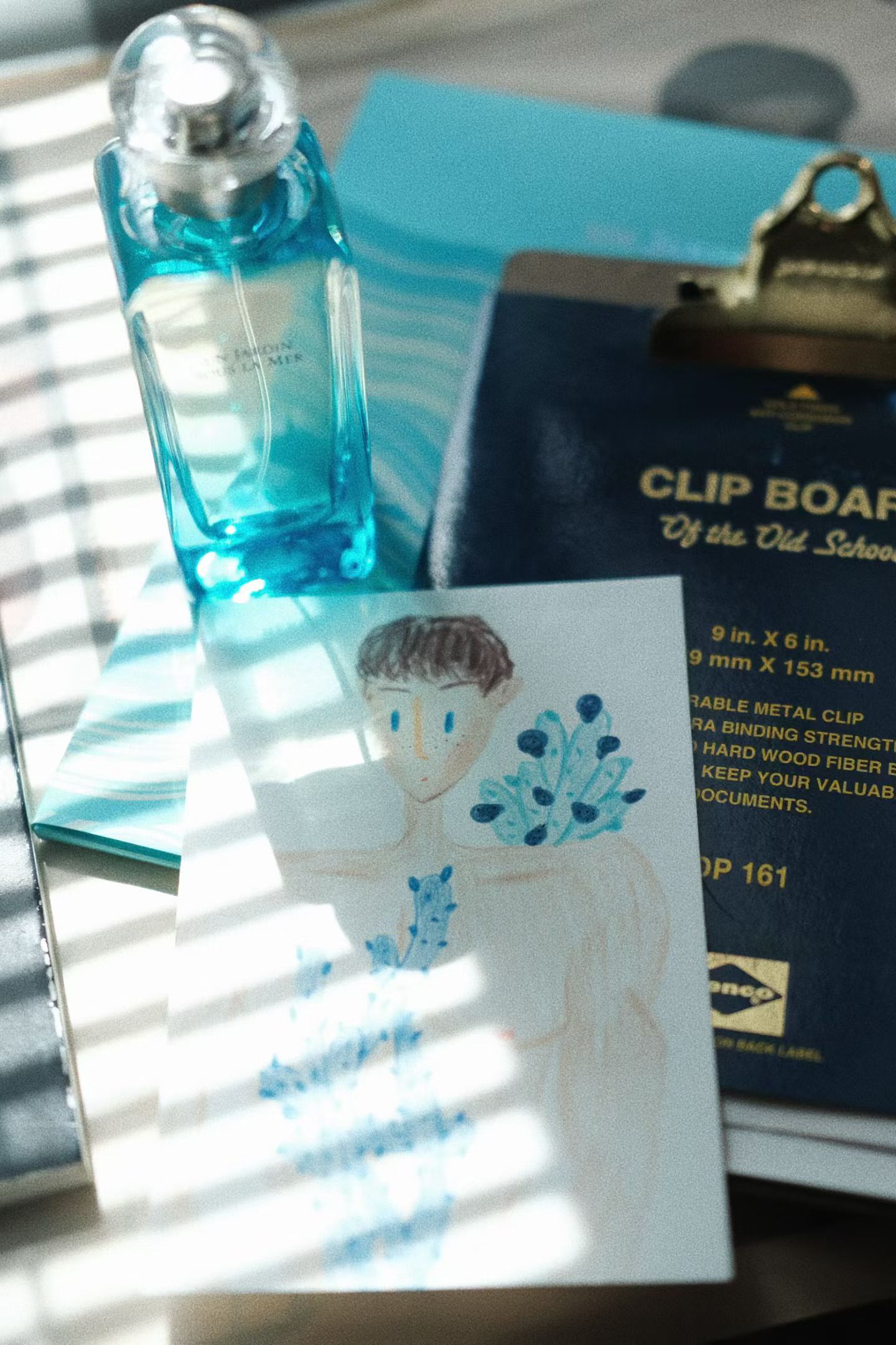 周末快乐，画了个海岛的珊瑚男孩插画与爱马仕海岛花园淡香水，漫游海岛的蓝色梦境新城