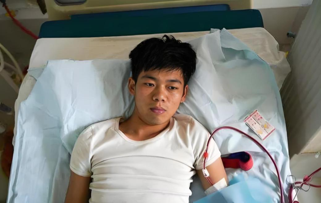2011年4月，17岁的安徽少年王阳以2万块卖掉了自己的一颗肾，用这笔钱买下了最