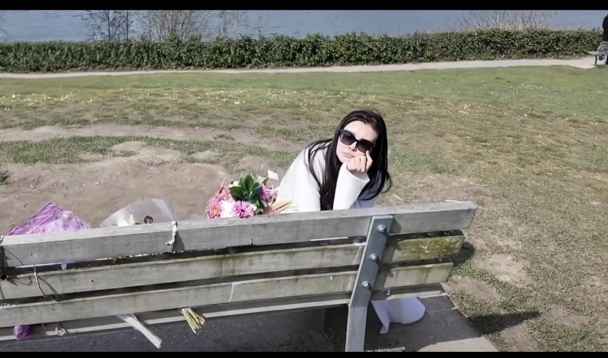 女神王祖贤近日发视频怀念哥哥张国荣，只见她戴着墨镜，神情哀伤，更让人想不到的是网