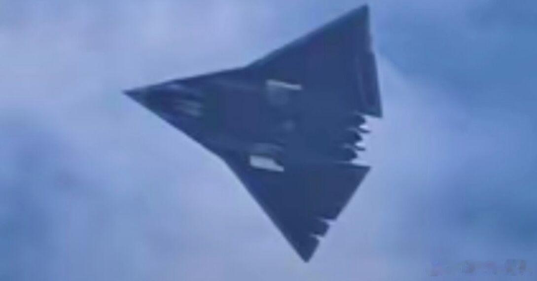 中国六代机试飞加速推进，三发无尾布局验证，美军F-47追赶不及2026年9月24
