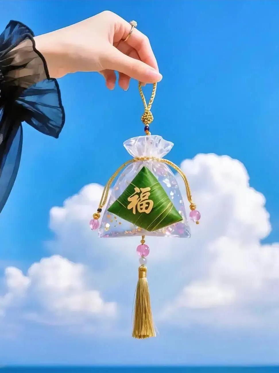 早上出门，在电梯碰到楼上的大姐，一个人拖着一个装得鼓鼓囊囊的行李箱，一只手里拎着