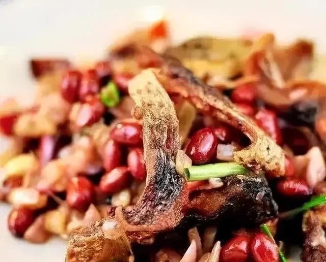 小人就喜欢恶人先告状，因为他心虚不安，想要颠倒黑白来混淆是非，试图把脏水都泼向清