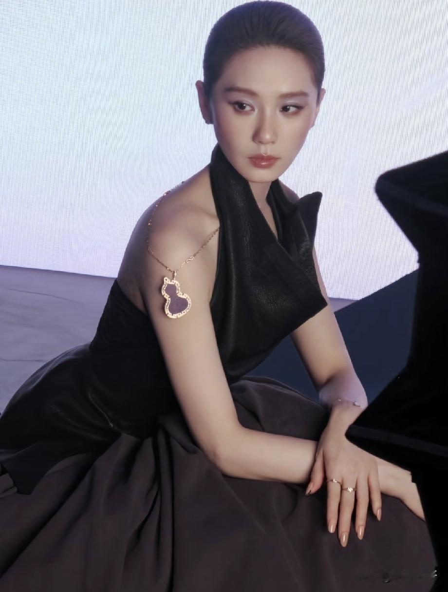 刘诗诗黑裙大片亮相，天鹅颈自带高级氛围感近日，刘诗诗一组时尚大片释出，利落