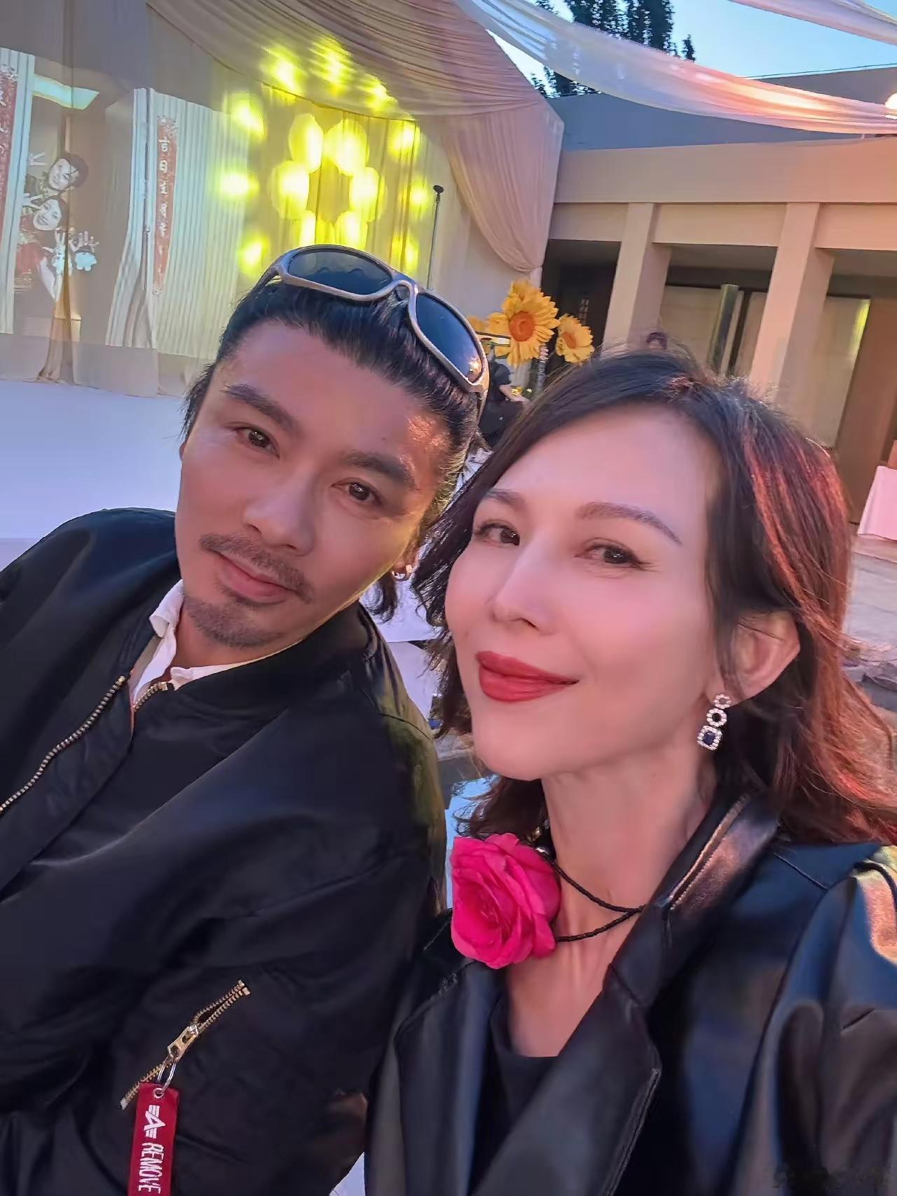 一次节目，蔡少芬爆料说：&34;我有一次跟张晋吵架，就提了分手。半夜我拖着行李箱走，他在前面走。我就