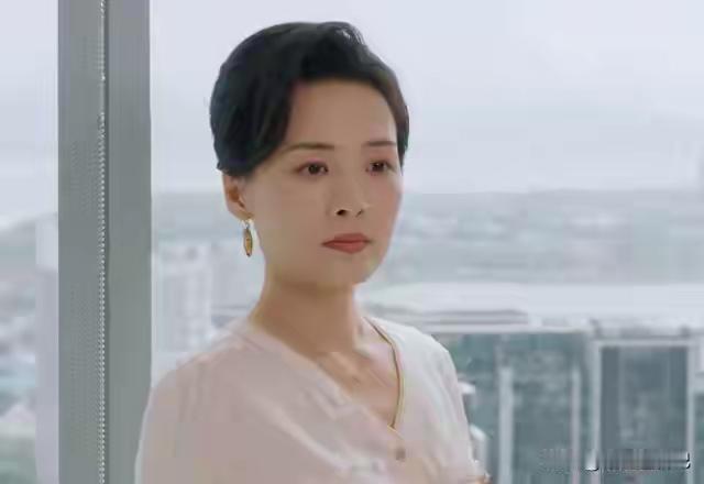 《我的山与海》最有气质的女人要数郑罗茜饰演的姚芊芸。作为宏图集团副总裁，她一