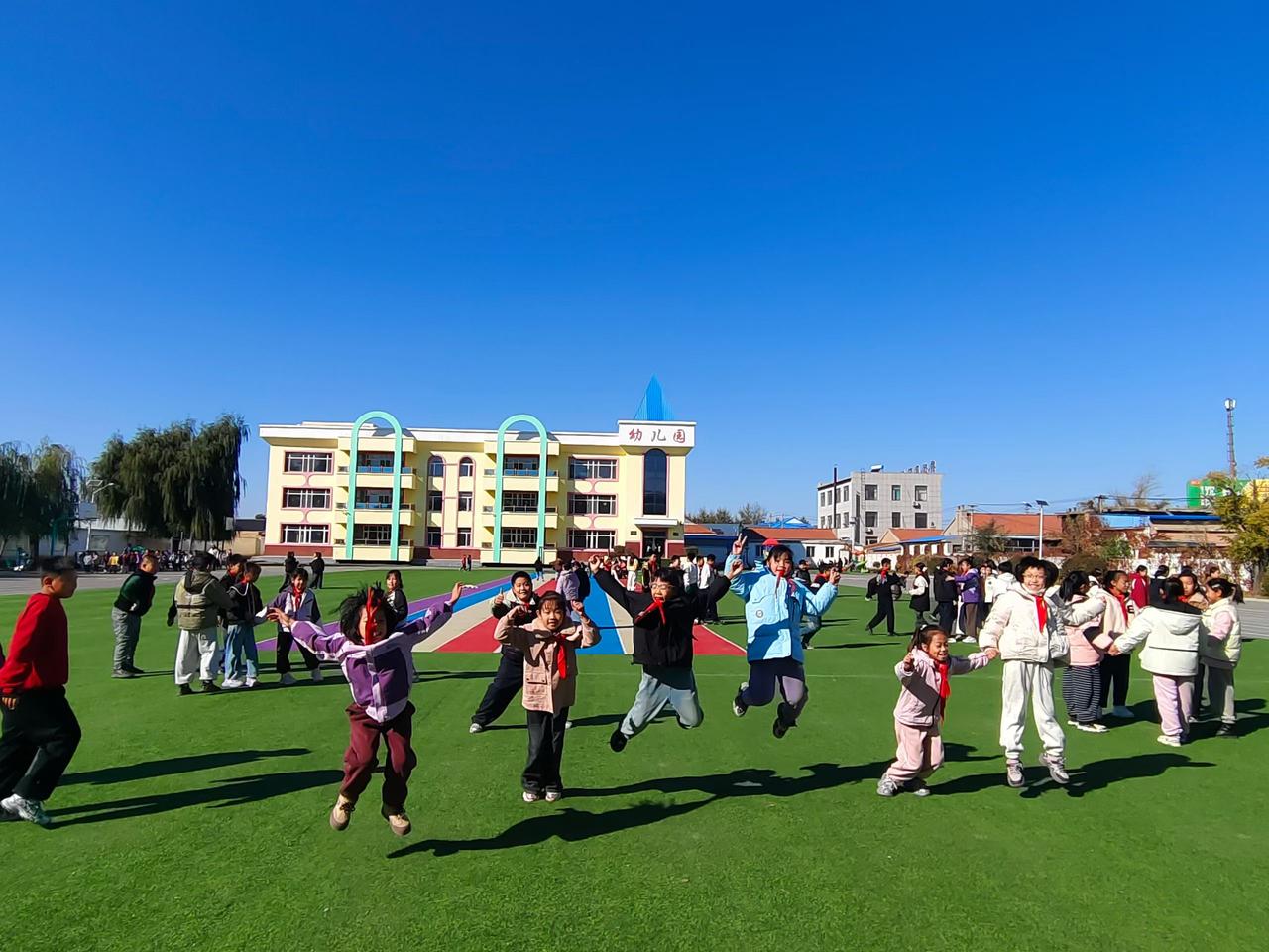 “今年可千万别补课了，太严了！”今天同事的亲戚打来电话和同事说:“今年寒假千