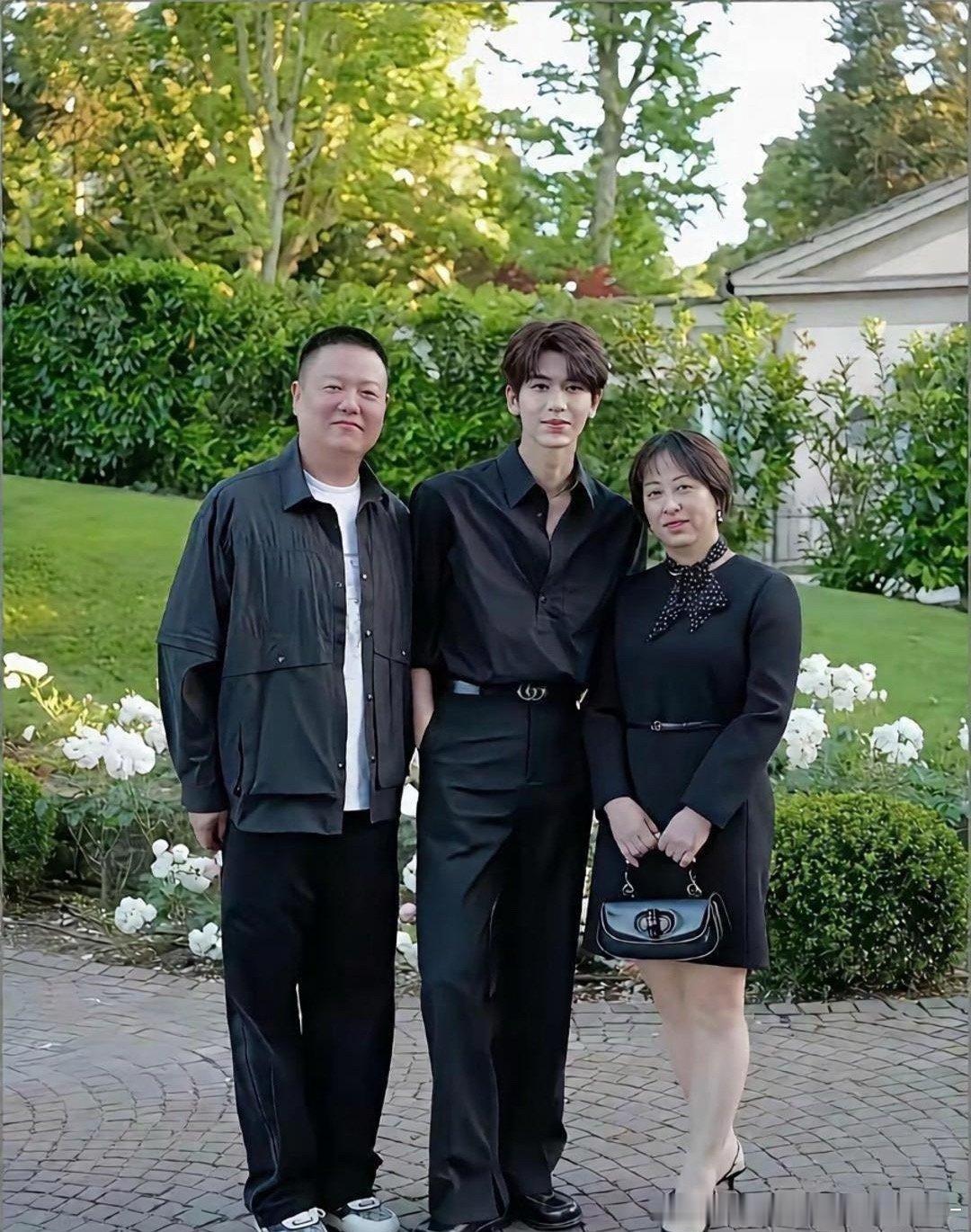 张凌赫妈妈头一回晒出了全家福！事实证明，张凌赫帅可不是没道理的，他完美遗传了爸爸