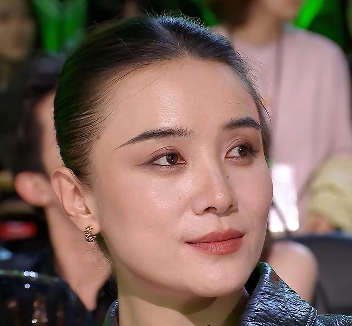 42岁的宋佳，没打过一针，没做过一次医美，脸却比很多30岁的人还紧致。没人说她