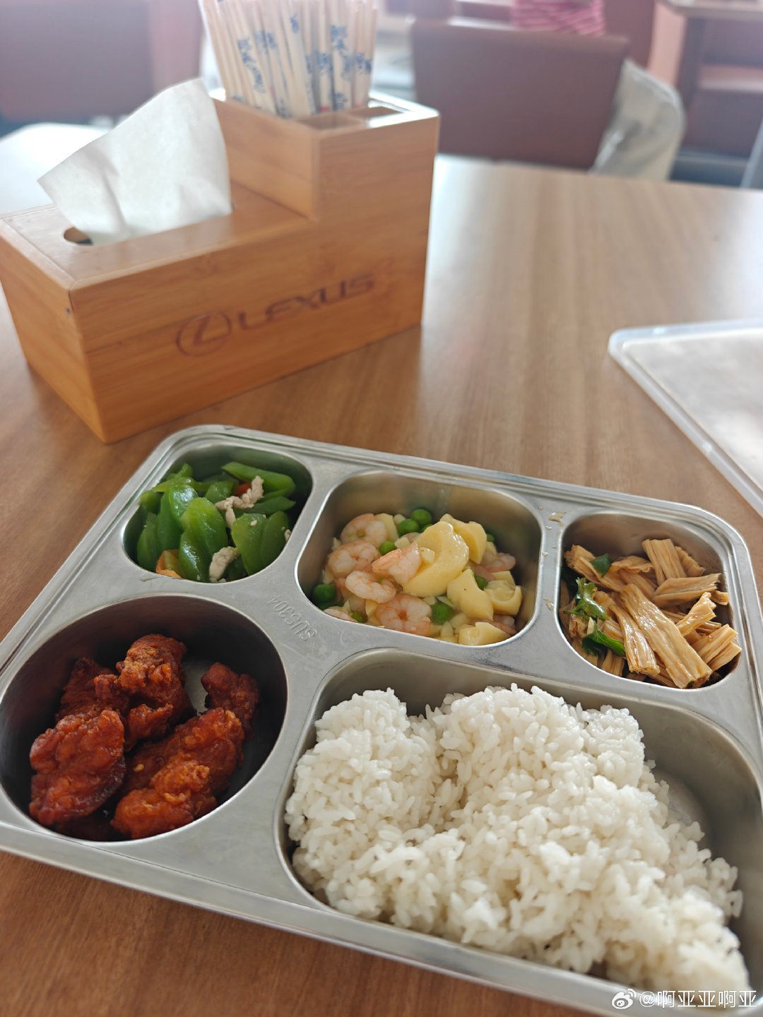 也是吃上雷克萨斯4S店的中饭了。​