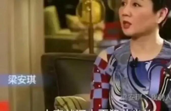 鲁豫问梁安琪“豪门的生活难不难”？梁安琪回答到“特别复杂，我做我的事，你做你的事