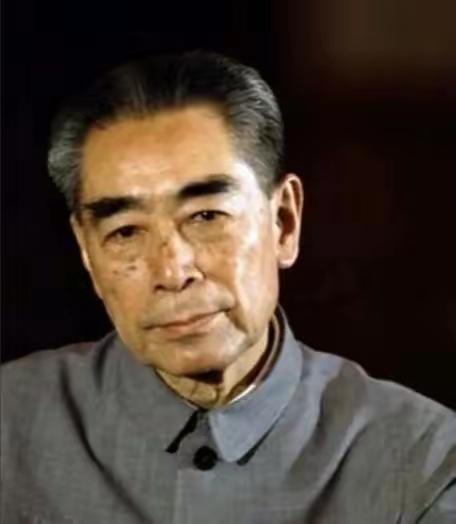 1976年1月8日，周总理逝世后，由韩宗琦负责为其穿寿衣。可当韩宗琦接过卫士们递