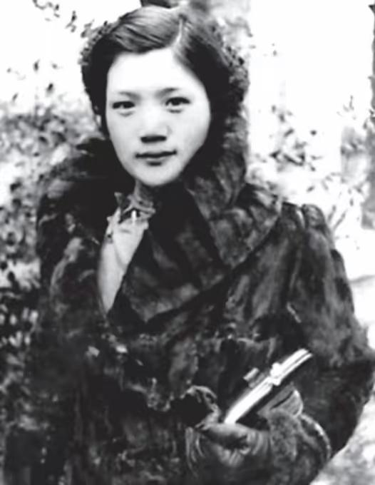 1930年，安娥在上海的敌方当秘书。她拆信发现内鬼要诱捕大领导，立马给上线打电话
