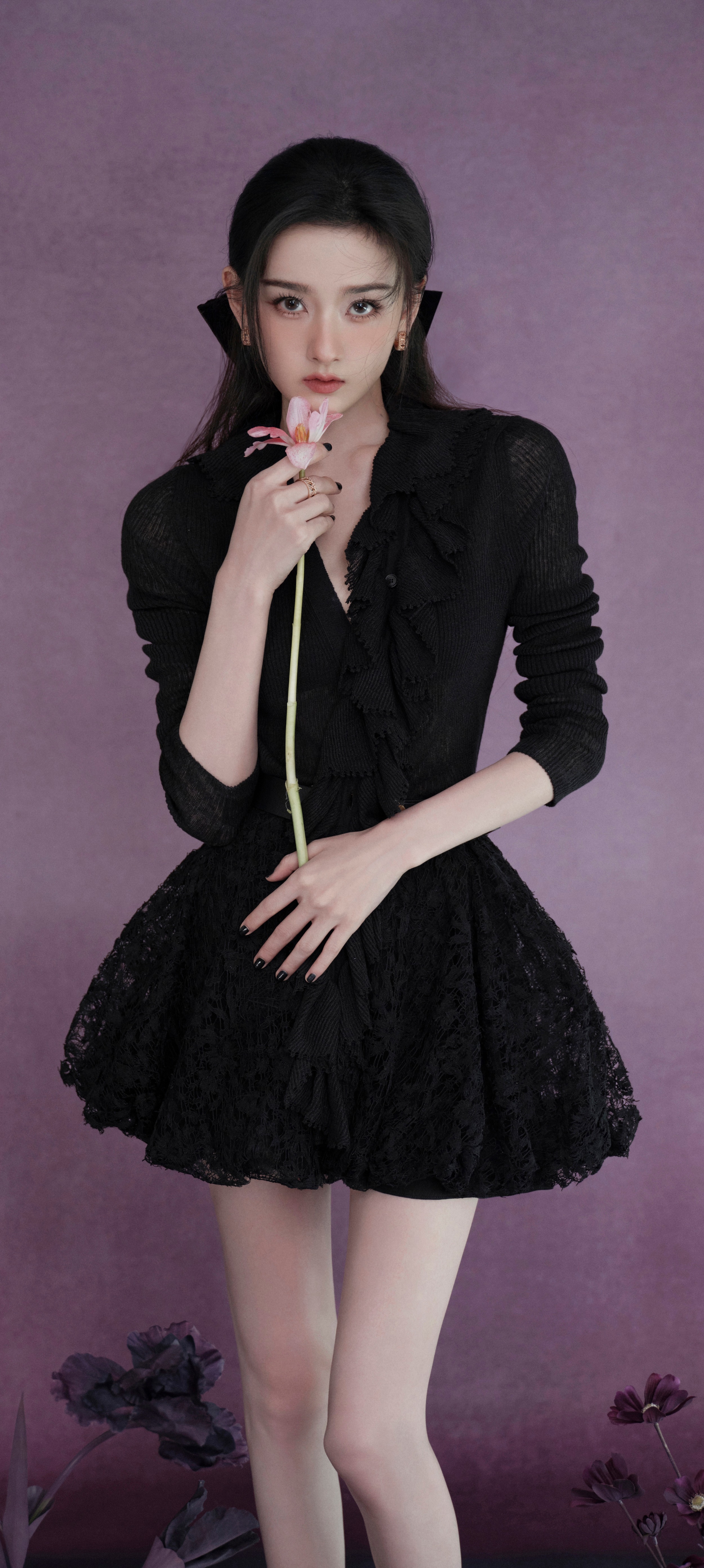 宋祖儿活动穿搭壁纸，墨色与轻羽共舞，纵享心动瞬间。宋祖儿