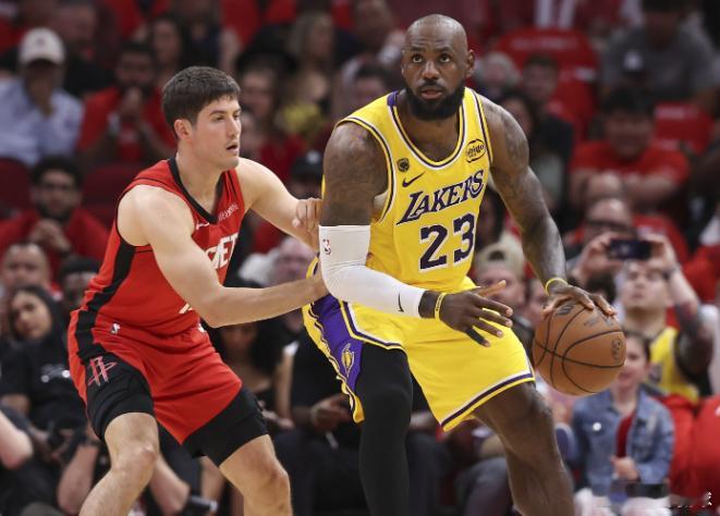 今天上午，火箭主帅乌度卡接受了记者采访。谈到谢泼德频繁在防守端被针对，乌度卡说道